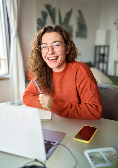 La chica esta estudiando