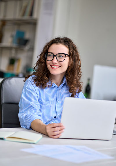 La chica esta estudiando