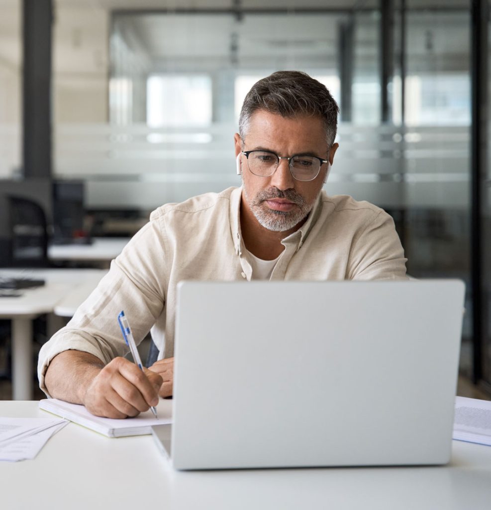 El hombre está estudiando